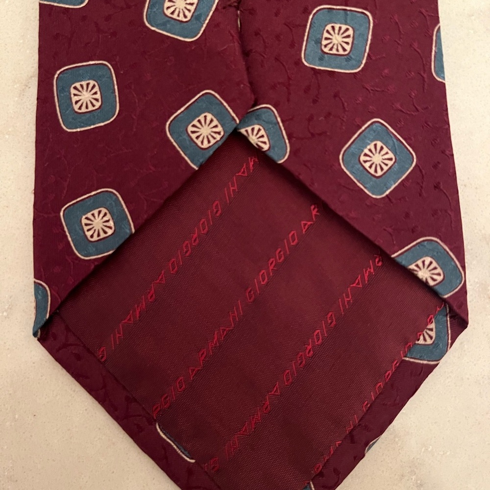 VTG Giorgio Armani Cravatte Burgundy Patterned Tie 100% silk vintage - Picture 4 of 7